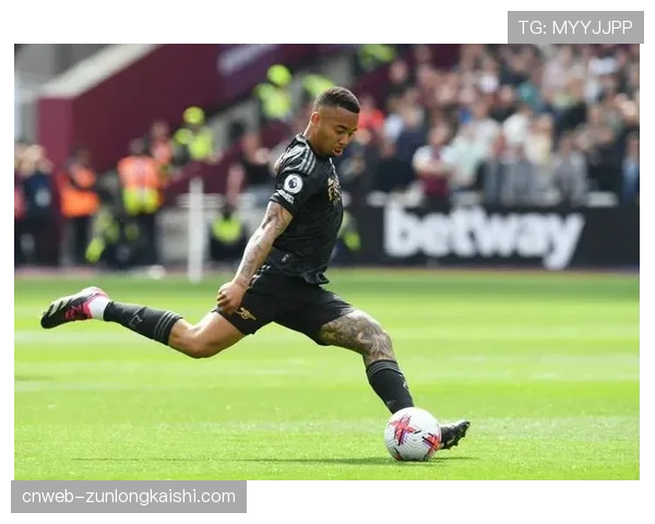 阿森纳对阵切尔西赛前，两队为已故传奇雷-威尔金斯举行默哀仪式